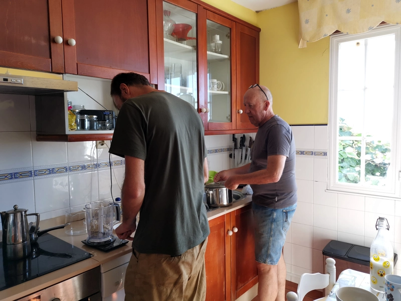 Making oat milk with Nacho - mutual enrichment during a beWelcome stay.