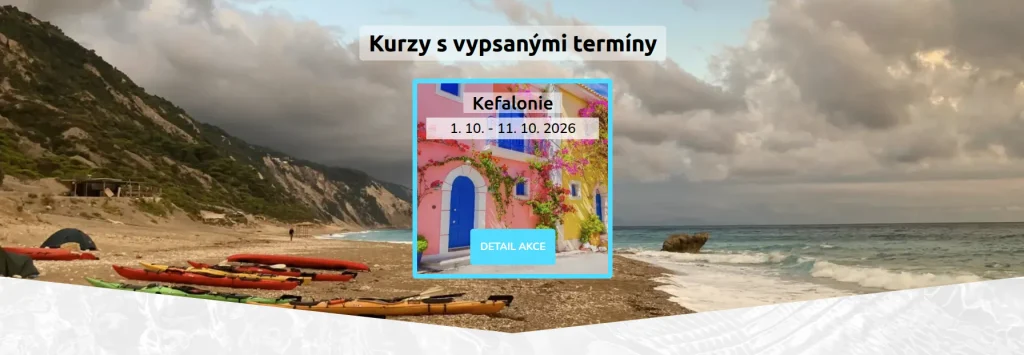 Ukázka sekce webu s dynamicky zobrazeným kurzem Kefalonie a termínem 1.10.-11.10.2026 nad fotkou pláže s kajaky