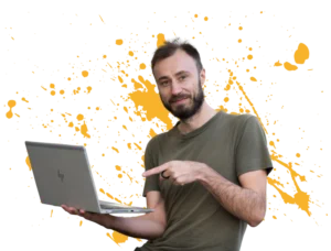 Tvůrce webů ukazující na notebook na bílém pozadí se žlutými grafickými prvky