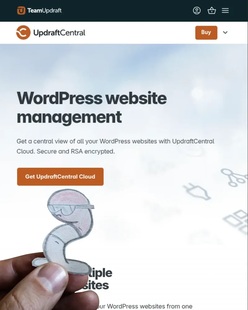 Úvodní stránka webu UpdraftCentral se snímkem ruky držící papírovou postavičku červa s brýlemi